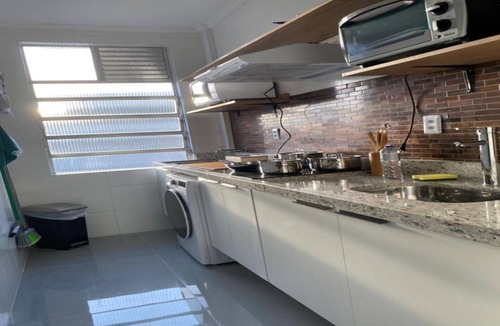 Itarare Apartment | The building faces the beach and the kitnet has a wide view of it.