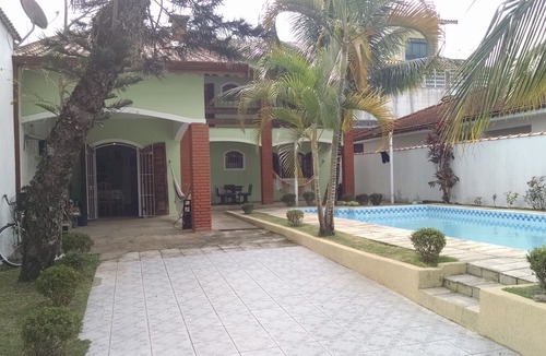 Balneario Arpoador House | Townhouse with pool 500 meters from the beach with free Wi-Fi and cable TV!