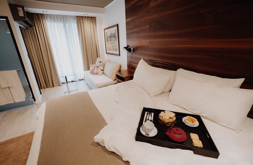 Rio Cuarto Hotel | Tranquil Retreat w/Pools & Sauna + Free Breakfast | 2.8 Mi to Central Square