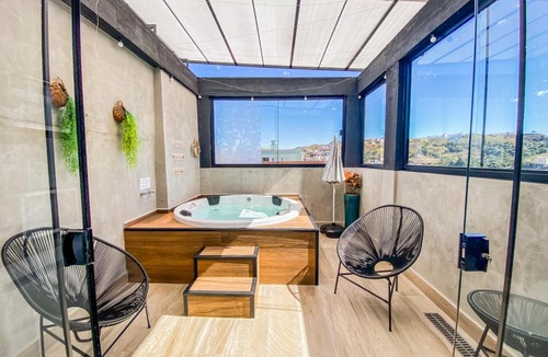 Regiao Urbana Homogenea X House | Uai House com jacuzzi, teto rooftop retrátil e colchão massageador