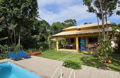 Prado House | Vila Axé Casa Amarela Guaratiba Prado/ba 2qts,ar,piscina,50m da Praia. 8 Pessoas