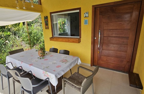 Prado House | Vila Axé Casa Amarela Guaratiba Prado/ba 2qts,ar,piscina,50m da Praia. 8 Pessoas