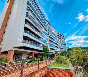 Parque Enseada Apartment | Vista para Oceano e Ar condicionado