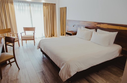 Rio Cuarto Hotel | Wellness Oasis: Heated Indoor Pool, Sauna & Hot Tub | 1.4 Mi to Sarmiento Park