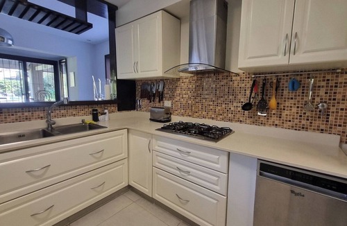 Martinez House | Your retreat with a pool and barbecue in Martinez