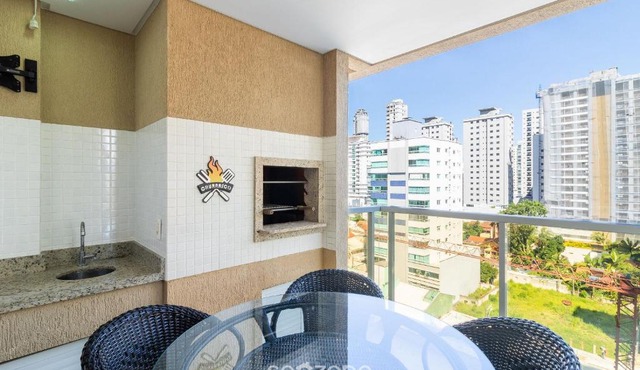 2-Suite Apt w/BBQ 550m from the Beach EBF0702
