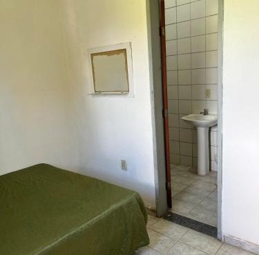 4-bedroom farmhouse, 2 suites, large outdoor space