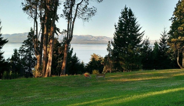 4 Garden-View Rooms w/Breakfast Near Nahuel Huapi & Playa Del Centro