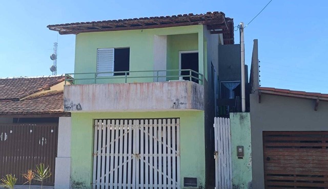 A Casa Aconchegante Fica a 30 Metros da Praia, bem Localizada 10 min da Praça