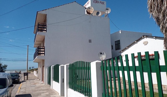Amplia casa con fondo y estacionamiento a metros del mar
