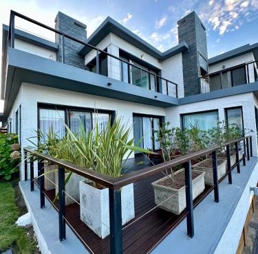 Amplio duplex al mar en manantiales in Punta del Este