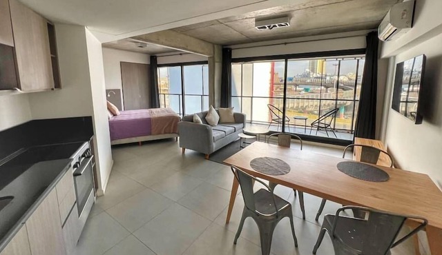 Amplio Loft con balcón sobre la Av 9 de Julio (6C)