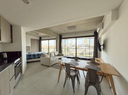 Amplio Loft con balcón sobre la Av 9 de Julio 6C