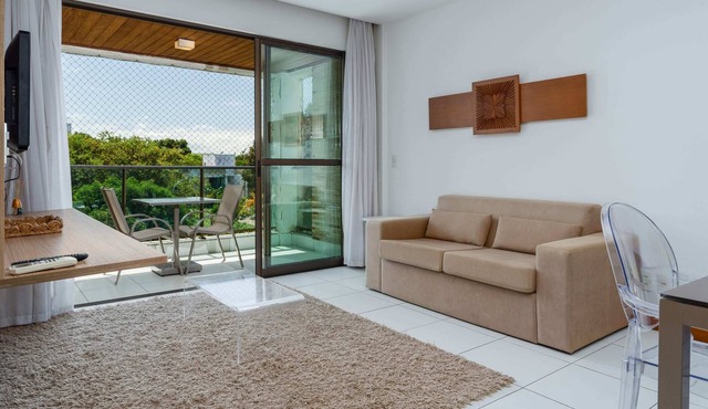 Apartamento espaçoso em condomínio com piscina