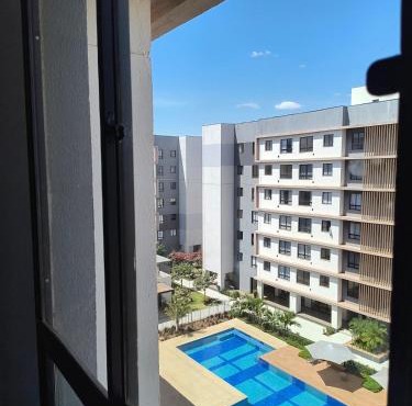 Apartamento com 2 quartos vista para piscina