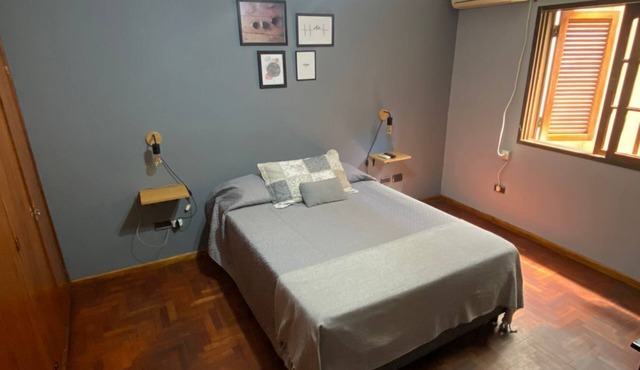 Apartamento en Pleno Centro de la Ciudad, Seguro y con Estacionamiento Privado!