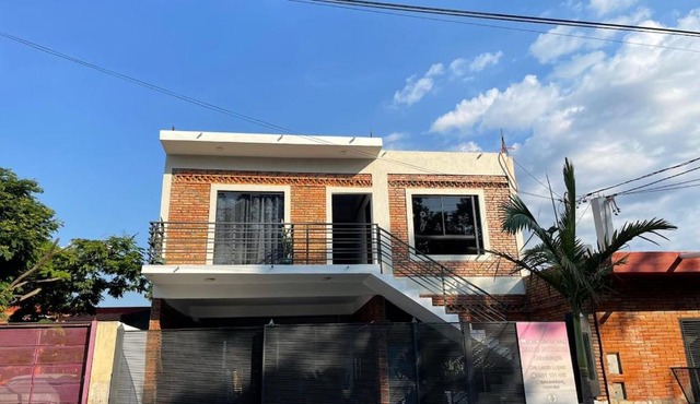 Apartamento minimalista con balcón