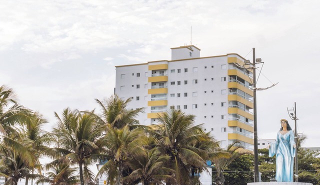 Apartment facing the sea, 60 meters from the beach. Air conditioning and safety netting throughout.