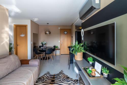 Apto a 10 min da Vila Germânica, dois quartos, salas de estar e jantar, cozinha completa, sacada com churrasqueira, Wi-Fi, Piscina, academia, mercadinho 24 horas e Vaga de garagem in Blumenau