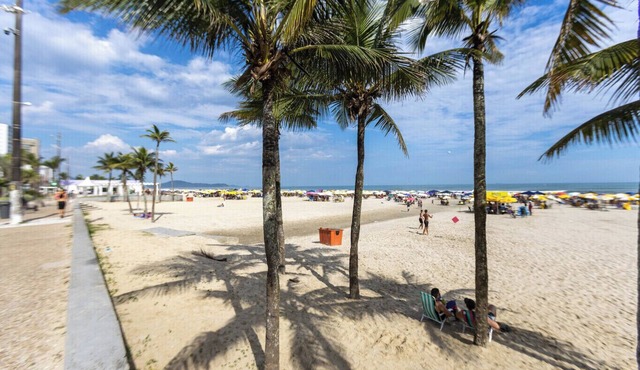Apto com Ar e 2 Dorm na Vila Mirim perto da Praia