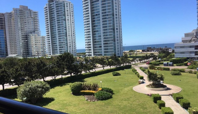 Apto con parrilla en balcón a 80 mts de la playa! in Punta del Este