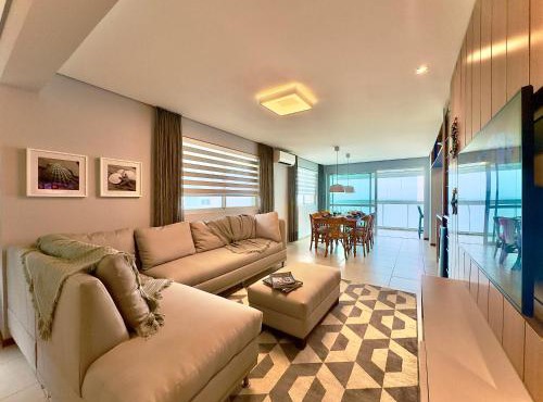 Apto Frente Mar Bali Beach Home Club 3 Quartos Climatizados Cozinha Completa Sacada com Churrasqueira 2 Vagas de Garagem Piscina borda infinita Sauna Academia Cinema Quadra Salão de Jogos Pé na Areia 15min do Beto Carrero in Piçarras