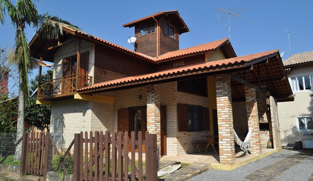 Beach house with en-suite bathroom, air conditioning, Sky TV, barbecue, and great location.