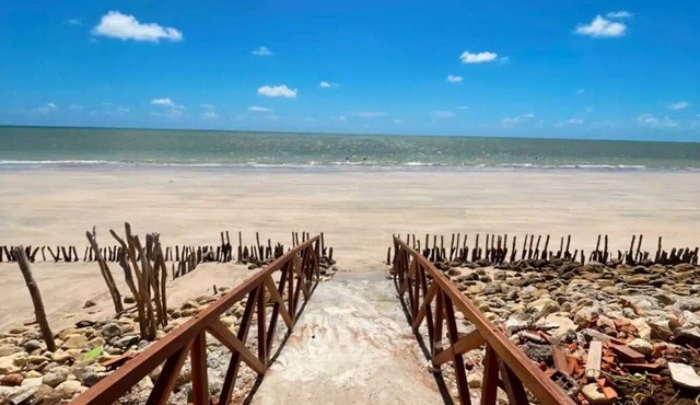 Beachfront, feet in the sand, Casa Pitanga Praia Azul