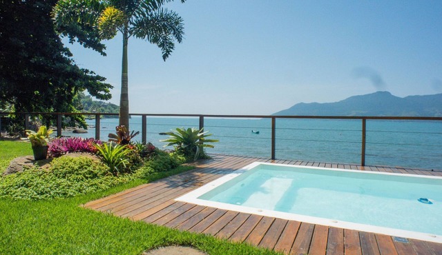 Beachfront Home with Pool in São Sebastião in São Sebastião