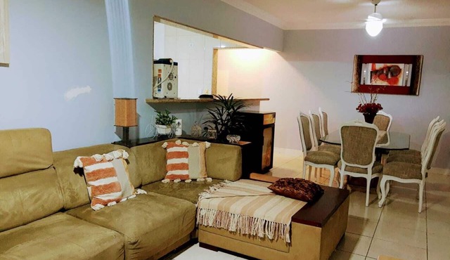 Beautiful 3-bedroom apartment (1 suite). Air conditioning, Wi-Fi, 2 parking spaces. in Guarujá