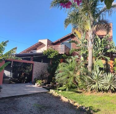 Belíssima casa de praia com piscina disponível para o feriado