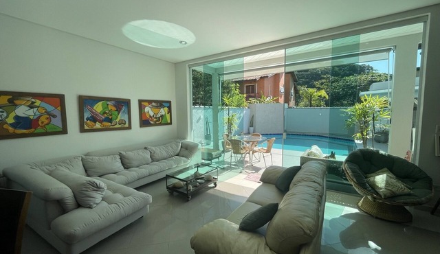 Casa Ideal em Guarujá à 800m da Praia, com Piscina e em Condomínio Familiar