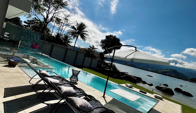 Mansion on the sand, private beach, heated jacuzzi, wet bar in Ponta do Sapê Angra dos Reis