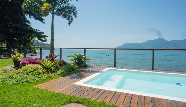 Beachfront house with pool | São Sebastião