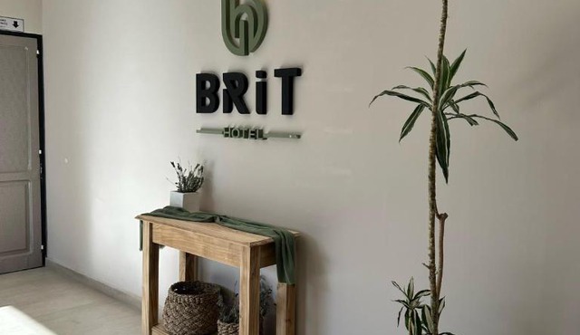 Brit Hotel