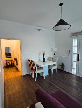 Cómodo departamento 2 dormitorios con jardín sobre Avenida Libertador
