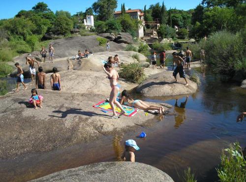 Cabañas Wasirumi Pileta y bajada al Rio