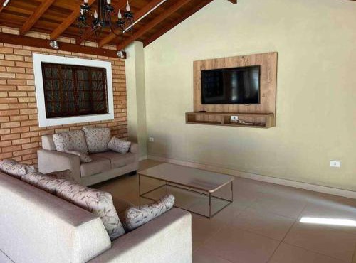 Casa adorável com 6 quartos, piscina, sauna, lareira e academia