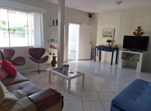 Casa ampla com 3 quartos com ar condicionado a 50mts da praia