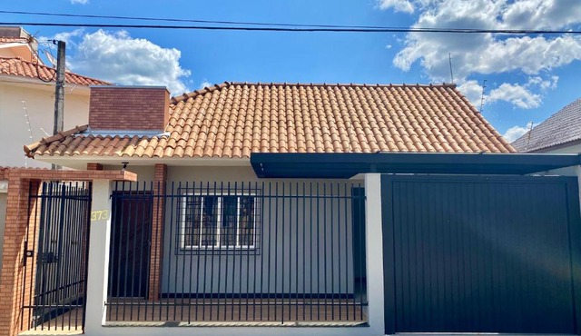 Casa com ar-condicionado e chuveiro a gás, novinha e central