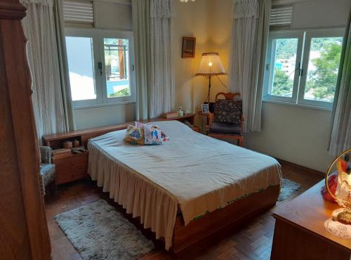 Casa com jardim e linda vista em Friburgo