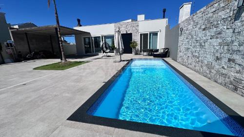 Casa com piscina aquecida e hidro , 4 suítes ,1 quadra da praia ,pátio amplo