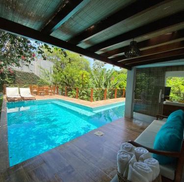 Casa com Piscina, 3 Suites, sala de estar e cozinha completa