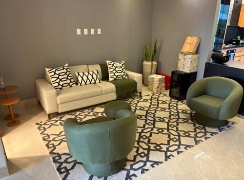 Casa com piscina, 3 suítes, 5 banheiros, área de lazer com churrasqueira, alto padrão, 500 metros do autódromo de Goiânia