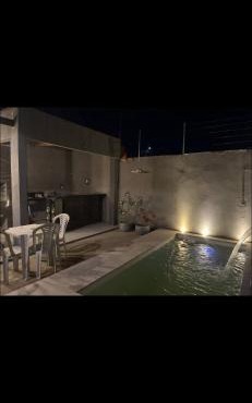 Casa com piscina, garagem, dois banheiros, dois quartos fácil acesso Uber e 99