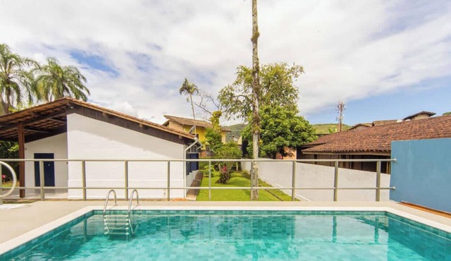 Casa com piscina em Juquehy a 400m da praia