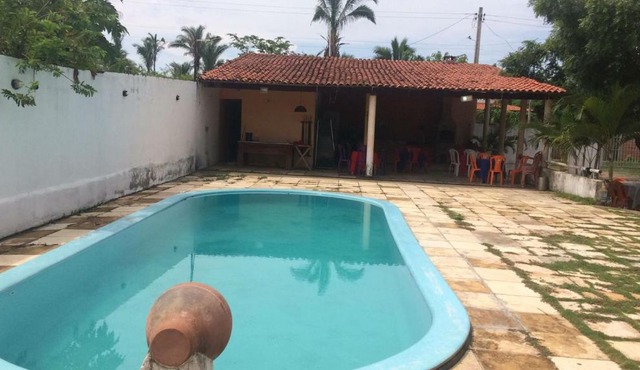 casa com piscina e churrasqueira