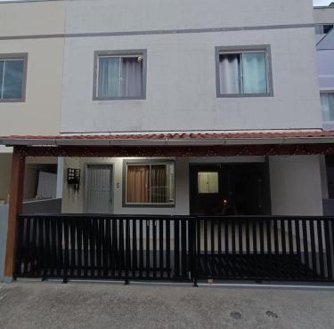 Casa com tres quartos e garagem