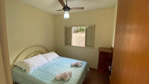 Casa com varanda, 2 quartos, wi-fi, próximo ao centro da cidade