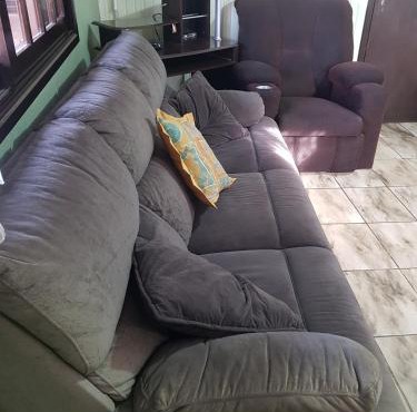 CASA COMPLETA CENTRAL, 4 Qtos, Wi-Fi, 130m quadrados, 4 Camas Casal, Churrasqueira Interna, Quintal com Área Verde e Pomar, Varanda, 2 Banheiros, 9 Pessoas, Área Frontal, Garagem Coberta, Estacion Interno 2 Carros, Fogão a Lenha in Cambará